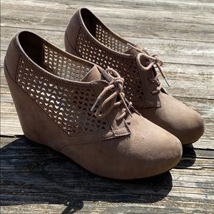 •Fergalicious Suede Wedges•